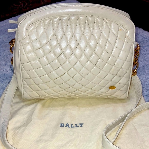 Bally Ivory Quilted leather Crossbody with gold hardware comes with dust bag - Picture 1 of 15